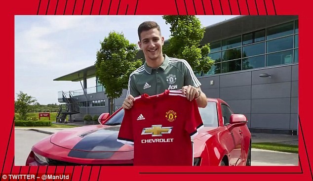 Cận cảnh: Diogo Dalot rạng rỡ ra mắt Man Utd - Bóng Đá
