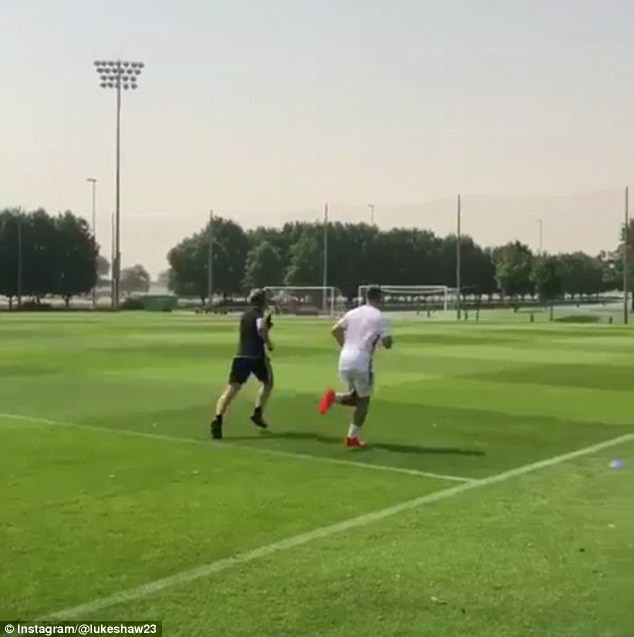 Luke Shaw khoe cơ 6 múi, quyết lấy lại vị trí ở Man Utd - Bóng Đá