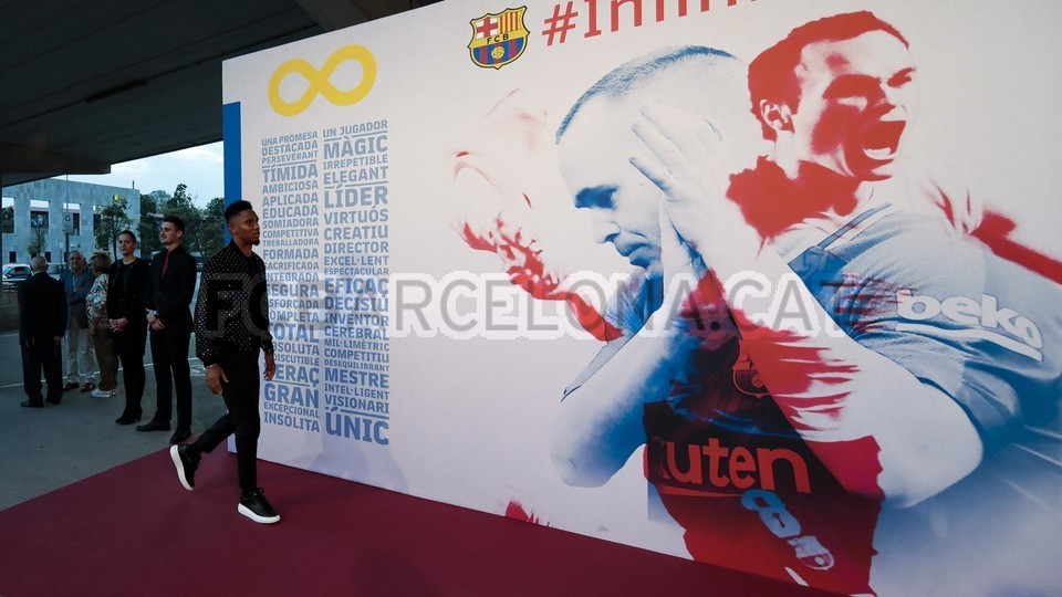 NÓNG: Neymar nhắn nhó trên sân tập, nguy cơ nghỉ hết World Cup - Bóng Đá