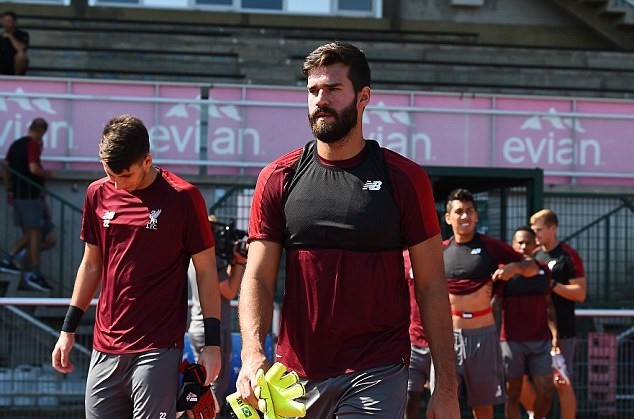 Karius, Alisson thay nhau thể hiện tài bắt bóng trên sân tập Liverpool - Bóng Đá