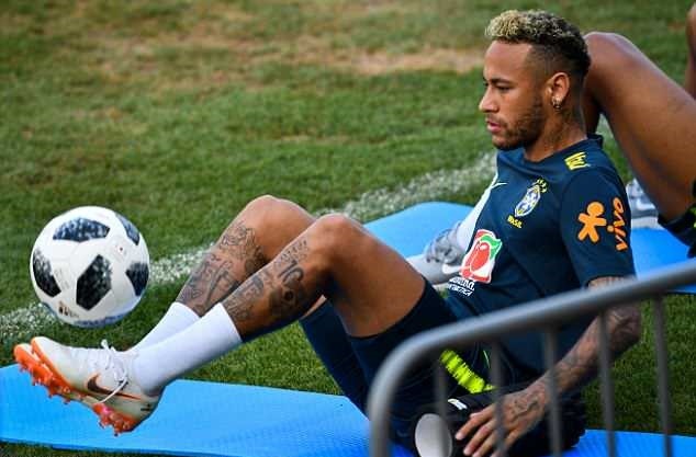 Neymar mang cả con trai đến sân tập Brazil - Bóng Đá