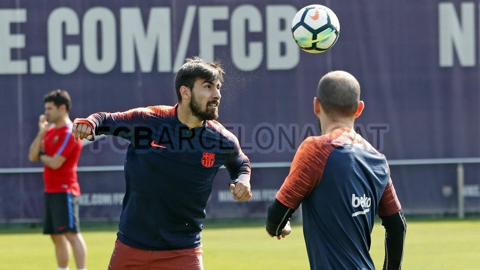 Messi đã xuất hiện trên sân tập Barcelona - Bóng Đá