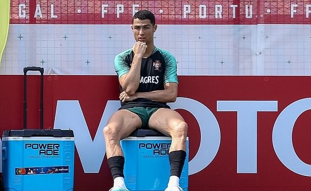 Chùm ảnh: Messi chán nản khi Argentina gục ngã trước Pháp - Bóng Đá