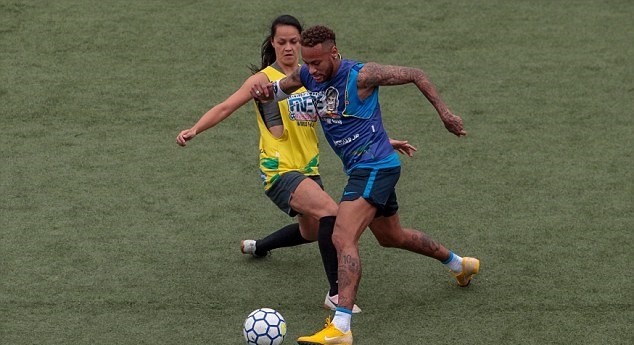 Neymar phô diễn kỹ thuật trên sân bóng 5 người - Bóng Đá