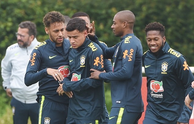 Neymar bắt nạt Coutinho trên sân tập, Brazil chờ chiến Croatia - Bóng Đá