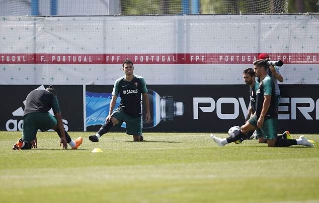 Ronaldo khoe đùi trên sân tập, chờ chiến Uruguay - Bóng Đá