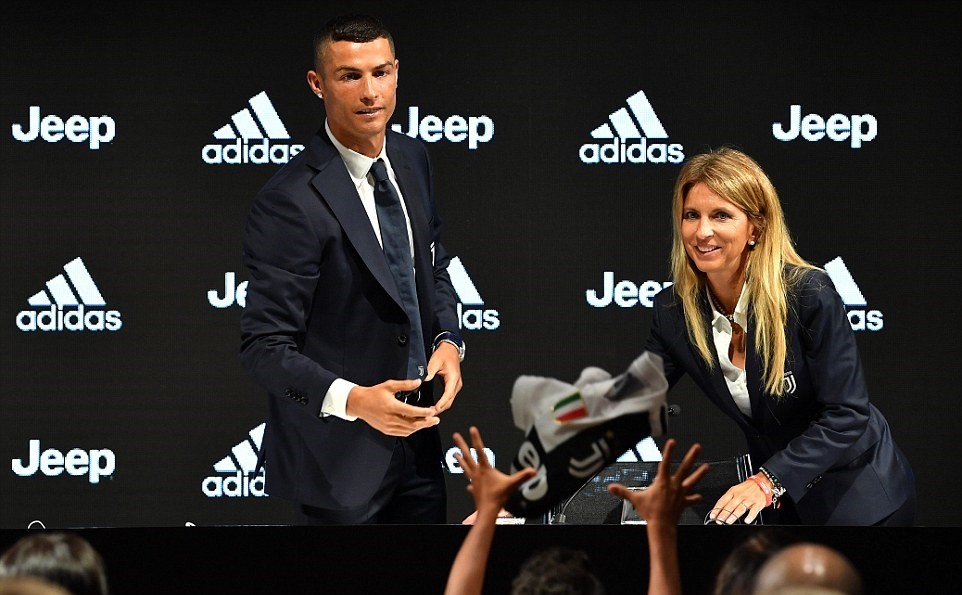 Ronaldo nháy mắt ẩn ý trong buổi họp báo ra mắt Juventus - Bóng Đá