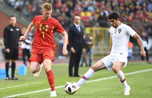 World Cup cận kề, Ronaldo vẫn tay trong tay bên người tình - Bóng Đá