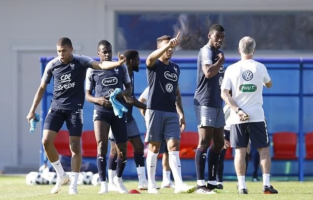 Pogba lo lắng khi đồng đội đổ gục xuống sân trước đại chiến Argentina - Bóng Đá