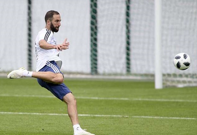 Messi lác mắt nhìn Aguero tung volley trên sân tập Argentina - Bóng Đá