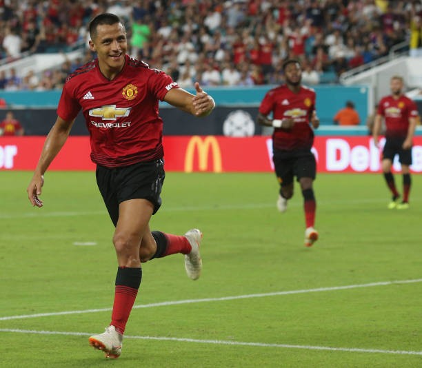 Sanchez cạo phăng mái đầu, chờ đổi vận ở Man Utd - Bóng Đá