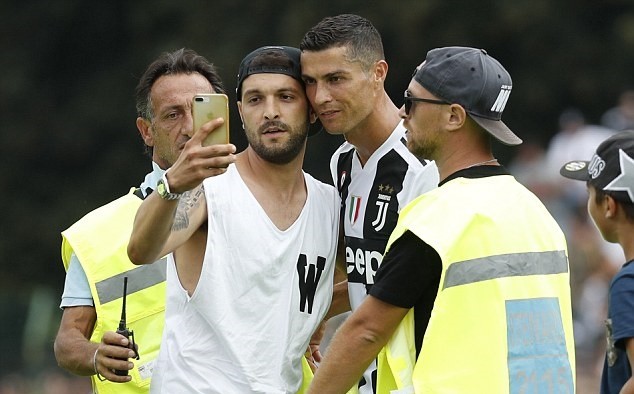 NHM tràn vào sân, trận đầu của Ronaldo cho Juventus kết thúc sớm 20 phút - Bóng Đá