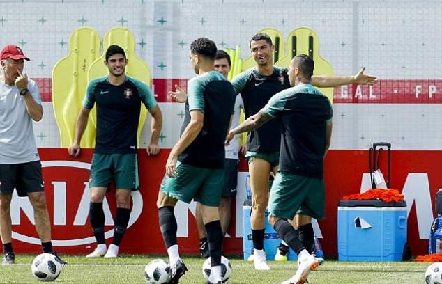 Sanchez cực ngầu trên đường đến sân tập Man United - Bóng Đá