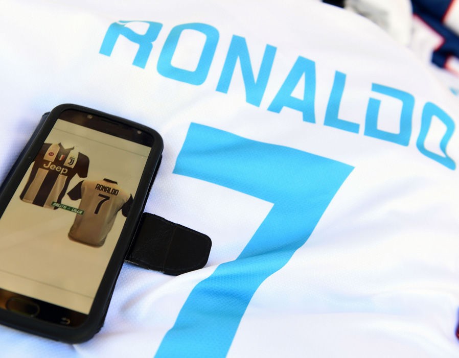 Áo đấu Ronaldo được bày bán khắp Turin trước khi Juventus nổ bom tấn - Bóng Đá