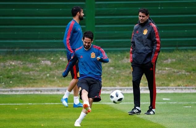 Isco và Vazquez 'ẩu đả' trên sân tập Tây Ban Nha - Bóng Đá