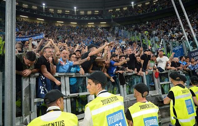 Hạ Juventus, CĐV Napoli đốt pháo sáng ngợp trời - Bóng Đá