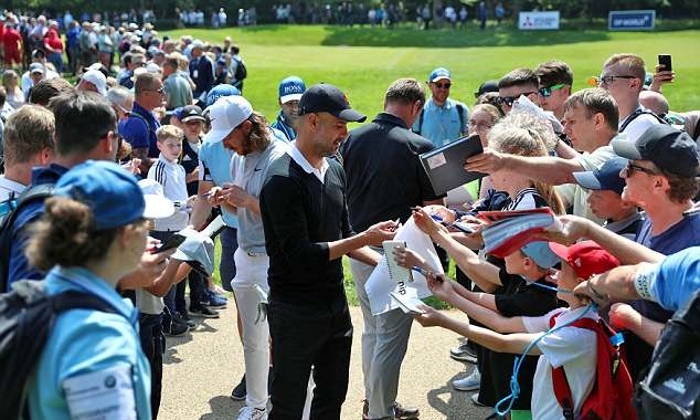 Chùm ảnh: Pep Guardiola đi chơi golf với Carrick - Bóng Đá