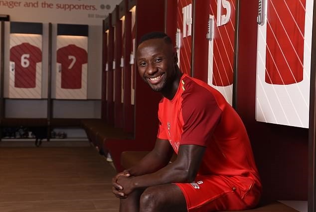 Naby Keita rạng rỡ cầm áo đấu ra mắt Liverpool - Bóng Đá