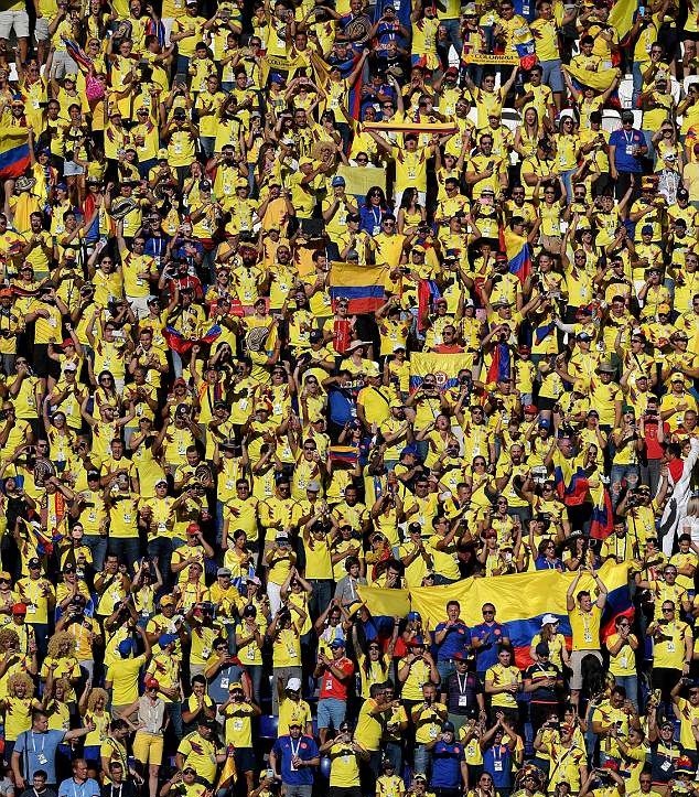 Nữ CĐV Anh xinh đẹp lọt thỏm giữa rừng áo vàng Colombia - Bóng Đá