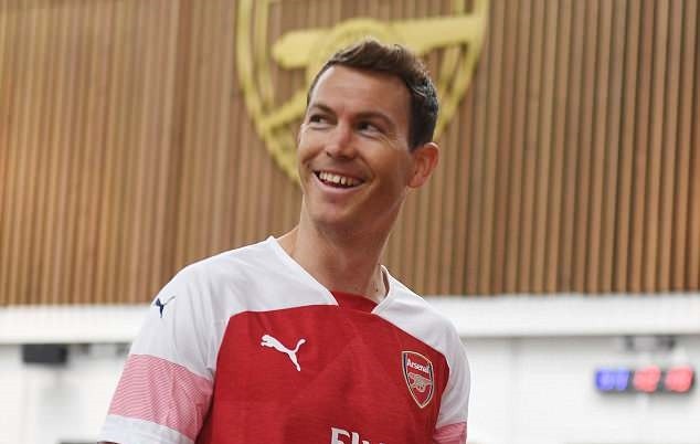 Stephan Lichtsteiner rạng rỡ ra mắt Arsenal - Bóng Đá