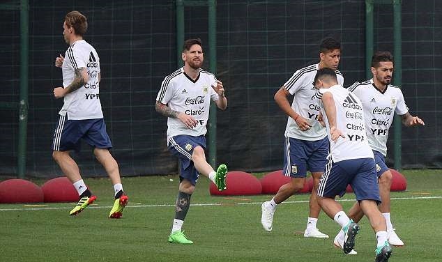 World Cup chưa khởi tranh, Messi đã tập 