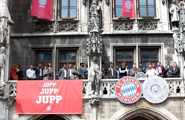 Hàng ngàn CĐV Bayern Munich tri ân HLV Jupp Heynckes - Bóng Đá