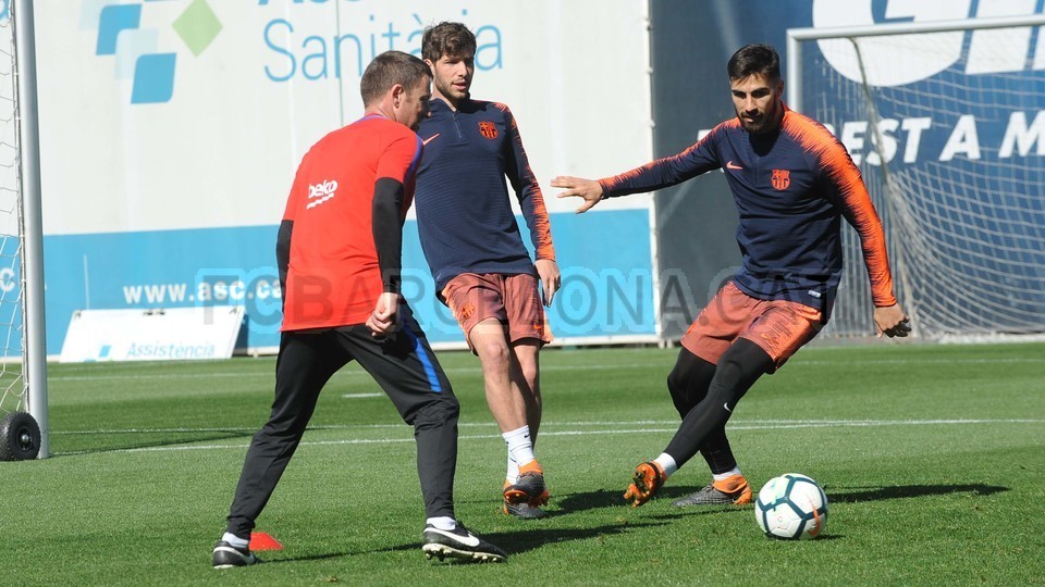 Bị Messi vượt mặt, Salah buồn rũ rượi đến sân tập - Bóng Đá