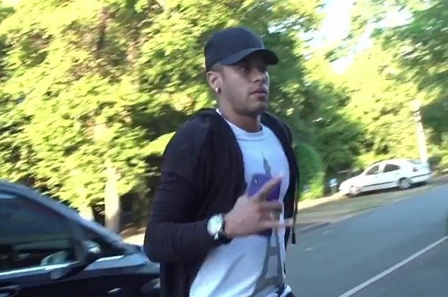 Ảnh PSG hội quân, Mbappe khoe áo số 7 - Bóng Đá