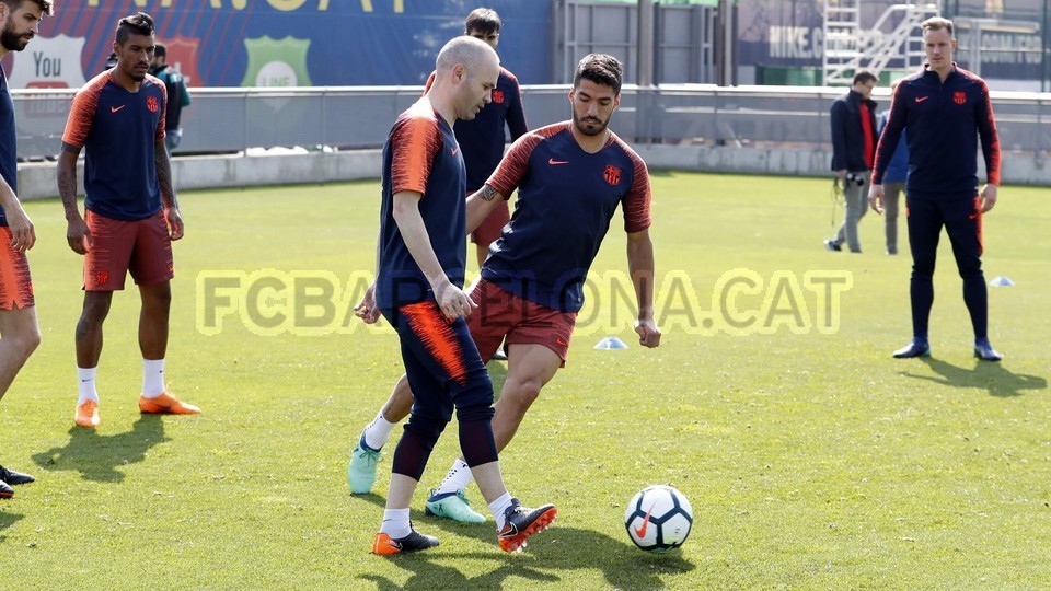 Messi đã xuất hiện trên sân tập Barcelona - Bóng Đá