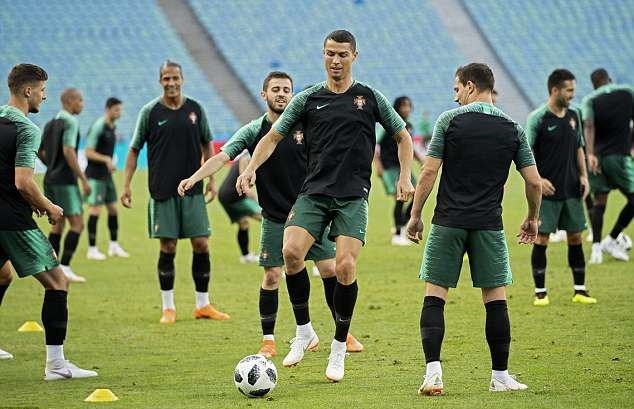 Khoe cơ đùi rắn chắc, Ronaldo sẵn sàng sút tung lưới Tây Ban Nha - Bóng Đá