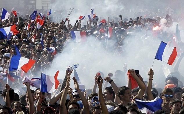 Từ Paris tới Zagreb: Sư đau đớn và ngây ngất trái ngược giữa CĐV Pháp và Croatia - Bóng Đá