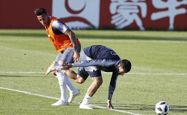 Pogba lo lắng khi đồng đội đổ gục xuống sân trước đại chiến Argentina - Bóng Đá