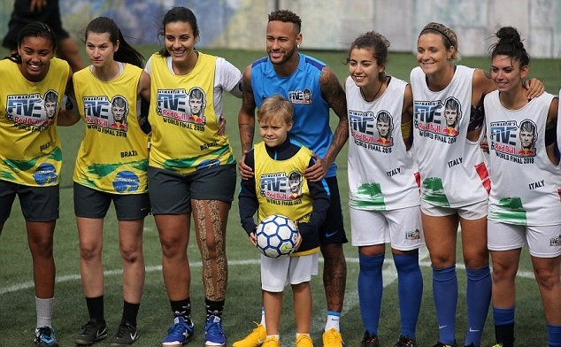 Neymar phô diễn kỹ thuật trên sân bóng 5 người - Bóng Đá