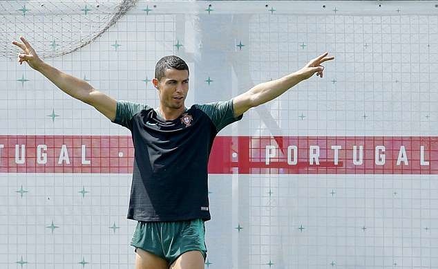 Sanchez cực ngầu trên đường đến sân tập Man United - Bóng Đá