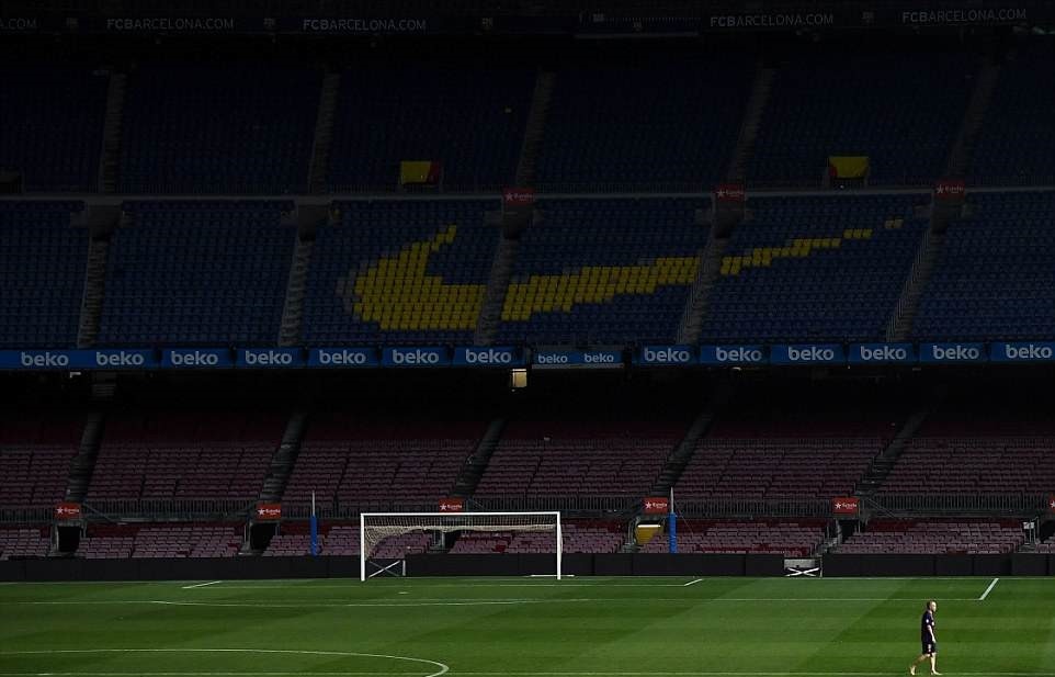 Có một Iniesta rất đơn độc giữa lòng Camp Nou - Bóng Đá