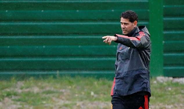 Isco và Vazquez 'ẩu đả' trên sân tập Tây Ban Nha - Bóng Đá