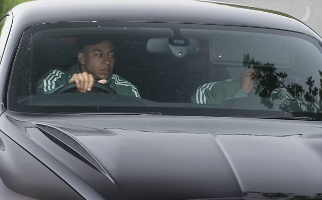 Dàn sao Man Utd mang theo WAGs tới tận sân tập - Bóng Đá