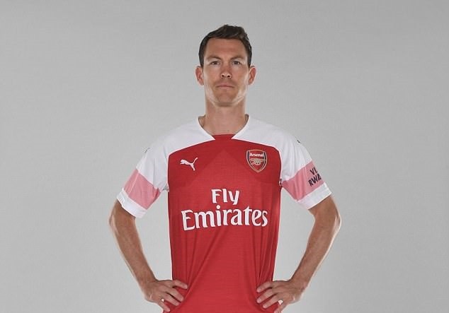 Stephan Lichtsteiner rạng rỡ ra mắt Arsenal - Bóng Đá