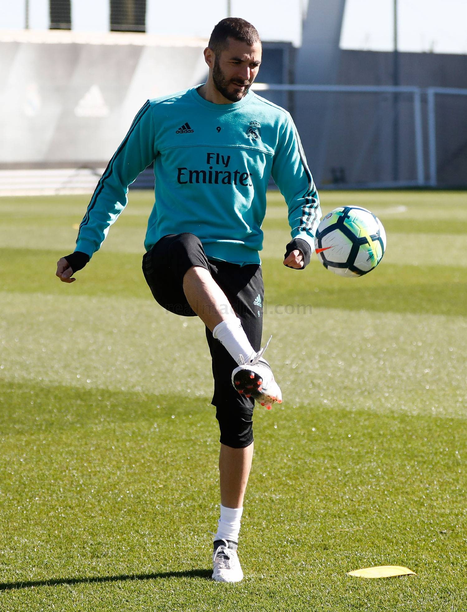 Modric cày nát sân tập Real, bác tin chấn thương - Bóng Đá