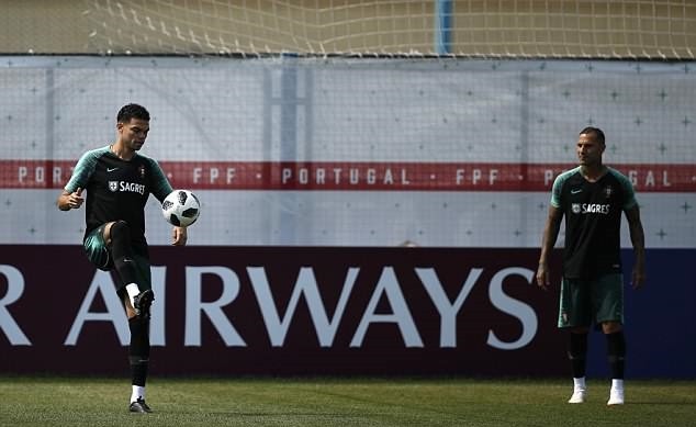 Chùm ảnh: Messi chán nản khi Argentina gục ngã trước Pháp - Bóng Đá