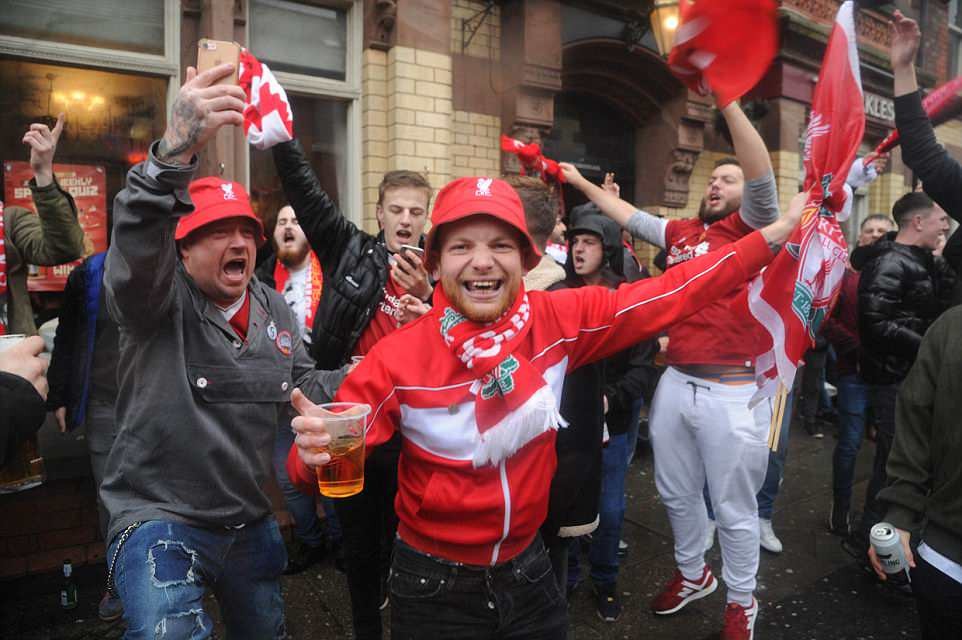 CĐV Liverpool quậy tung, cảnh sát bạo động vào cuộc - Bóng Đá