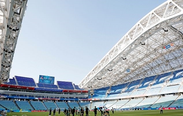 Khoe cơ đùi rắn chắc, Ronaldo sẵn sàng sút tung lưới Tây Ban Nha - Bóng Đá
