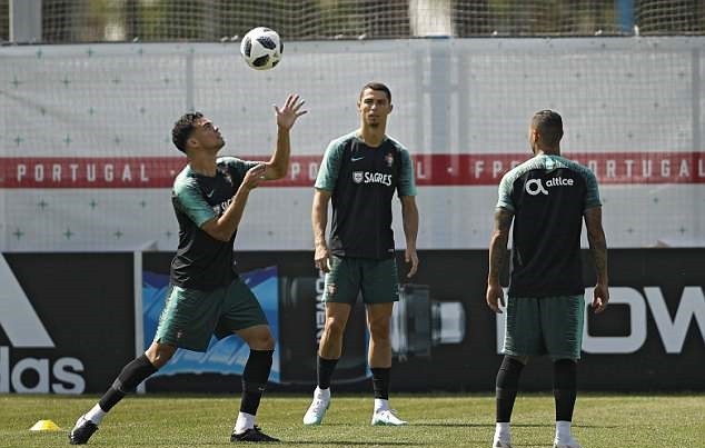 Ronaldo khoe đùi trên sân tập, chờ chiến Uruguay - Bóng Đá