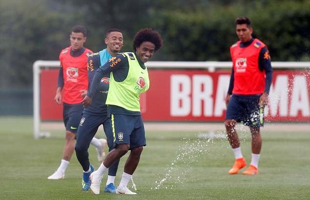 Brazil nguy to, Neymar nhăn nhó ôm chân trong buổi tập - Bóng Đá