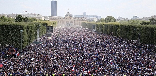 Từ Paris tới Zagreb: Sư đau đớn và ngây ngất trái ngược giữa CĐV Pháp và Croatia - Bóng Đá