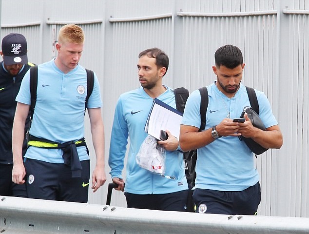 Ảnh Man City lên tàu - Bóng Đá