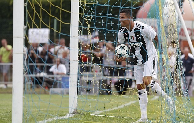 NHM tràn vào sân, trận đầu của Ronaldo cho Juventus kết thúc sớm 20 phút - Bóng Đá