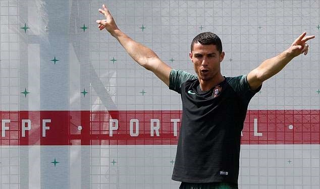 Sanchez cực ngầu trên đường đến sân tập Man United - Bóng Đá