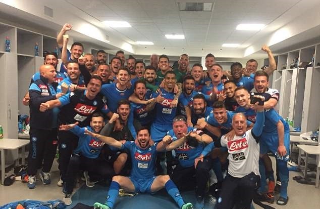 Hạ Juventus, CĐV Napoli đốt pháo sáng ngợp trời - Bóng Đá
