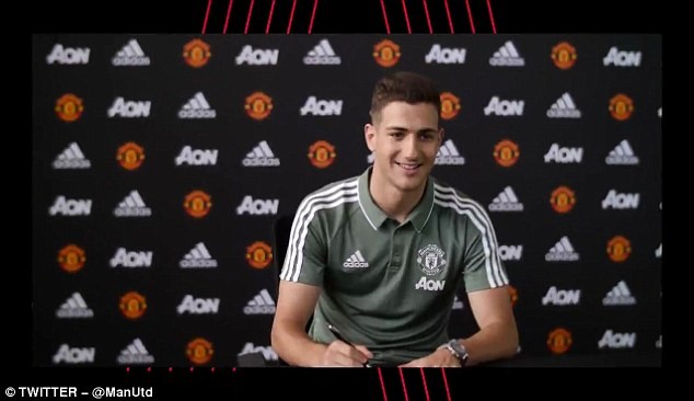Cận cảnh: Diogo Dalot rạng rỡ ra mắt Man Utd - Bóng Đá